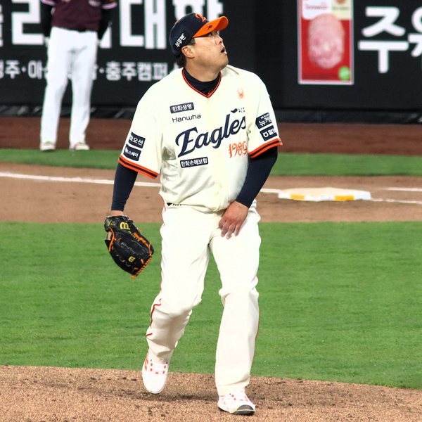 류현진이 마운드에서 힘차게 공을 던지는 모습(자료 사진)