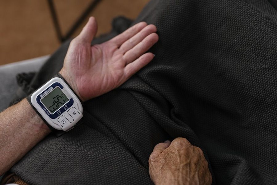 가정용 혈압계로 정기적으로 혈압을 재는 것이 관리의 첫걸음입니다