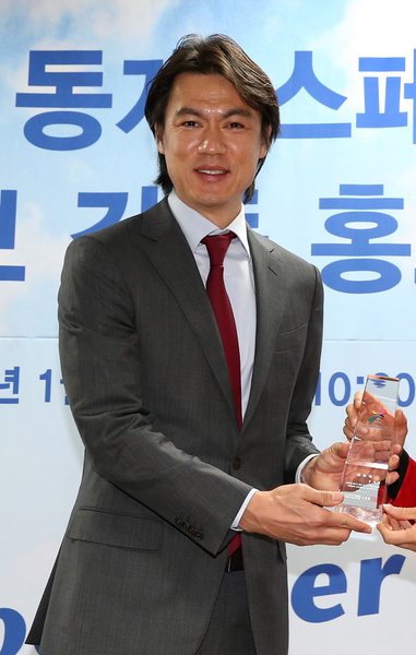홍명보 감독을 둘러싼 국정감사 출석 및 사과 관련 논란이 다시 주목받고 있습니다.