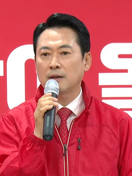 국내 정치권 기자회견 현장을 상징하는 이미지입니다.