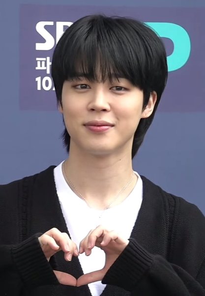 방탄소년단 지민의 솔로곡 'Who'가 스포티파이 25억 스트리밍을 돌파하며 화제를 모으고 있어요.
