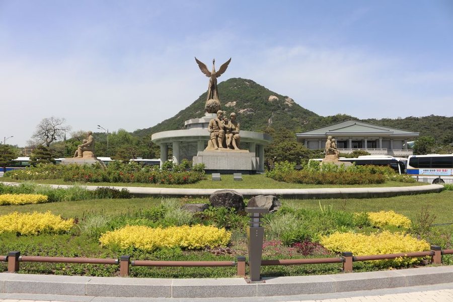 일본군 위안부 피해자를 기리는 소녀상과 추모 행사 모습