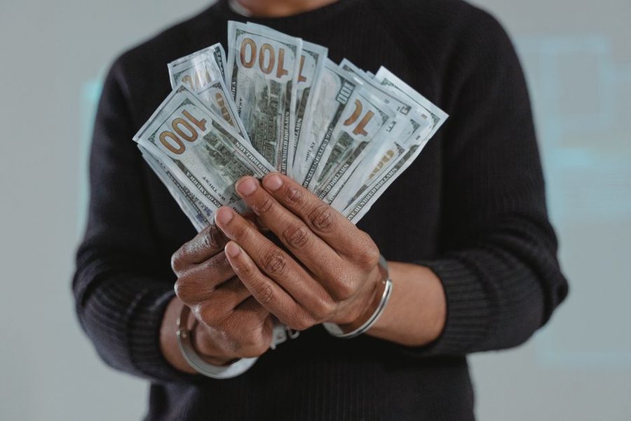 법원이 증거인멸 우려를 이유로 구속영장을 발부했습니다