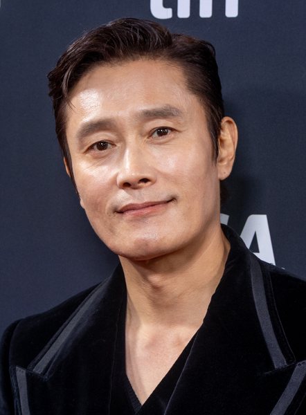 영화 촬영 현장을 상징적으로 보여주는 이미지