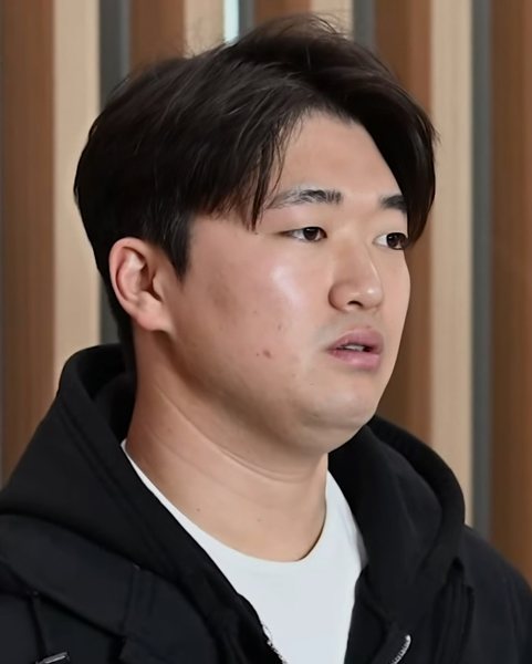 3년 만에 LG 트윈스로 복귀한 불펜 투수 고우석이 취재진과 인터뷰하며 웃고 있다.