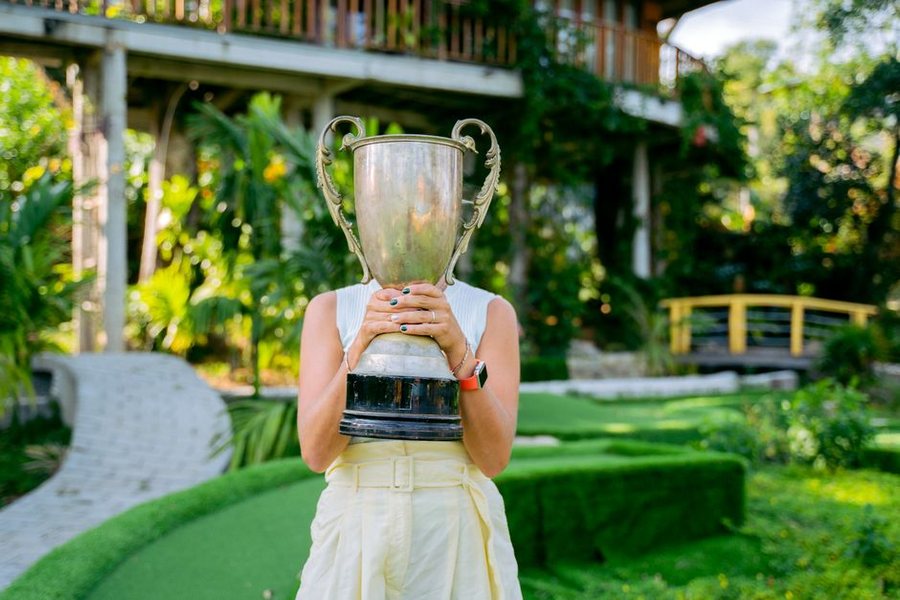KLPGA 투어에서 우승을 차지한 여자 골프 선수의 모습(자료 사진)