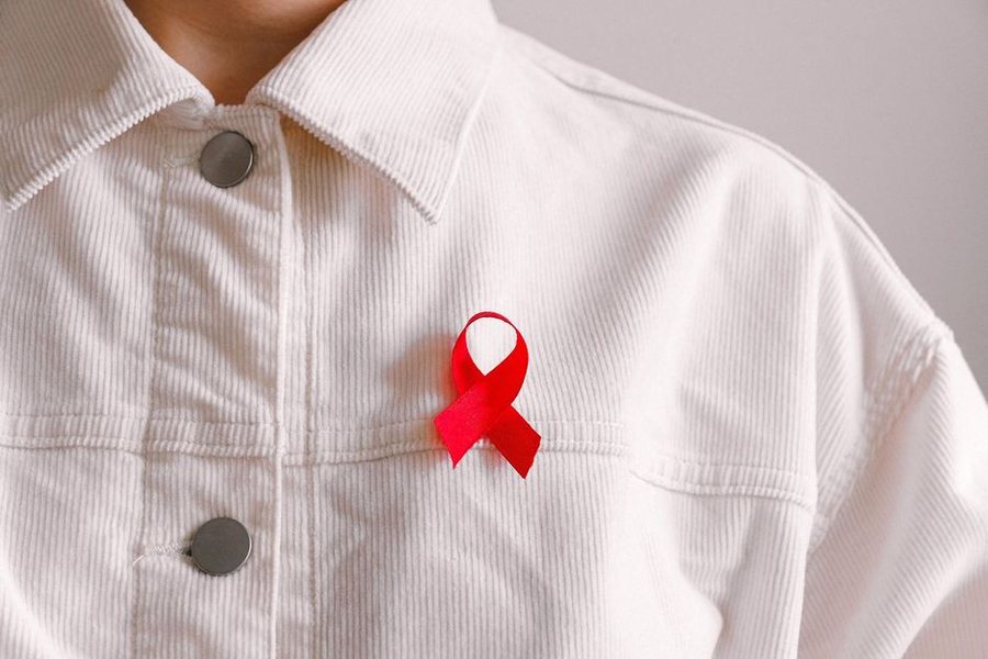 HIV 확산으로 비상사태를 선포한 섬나라의 보건 위기 상황을 상징하는 이미지