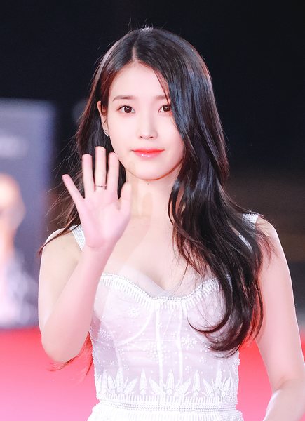 아이유가 1년 만에 새 디지털 싱글을 발표했습니다