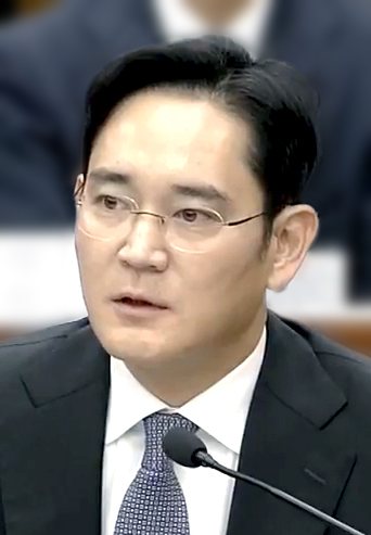 로고 없이도 가격은 수백만원, '조용한 럭셔리' 스타일을 보여주는 이미지