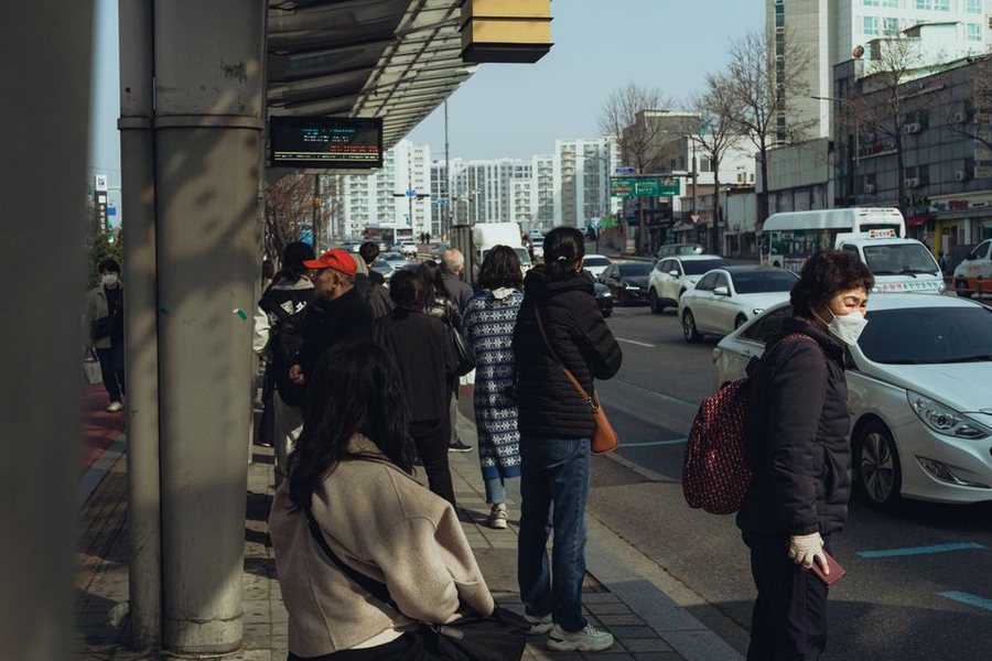 서울 시내버스 노사가 파업 직전 임금 인상에 합의하며 출근길 교통대란을 피했습니다