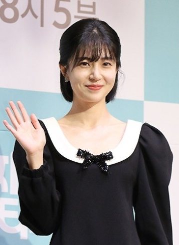 결혼을 발표한 두 배우의 소식을 상징하는 이미지입니다